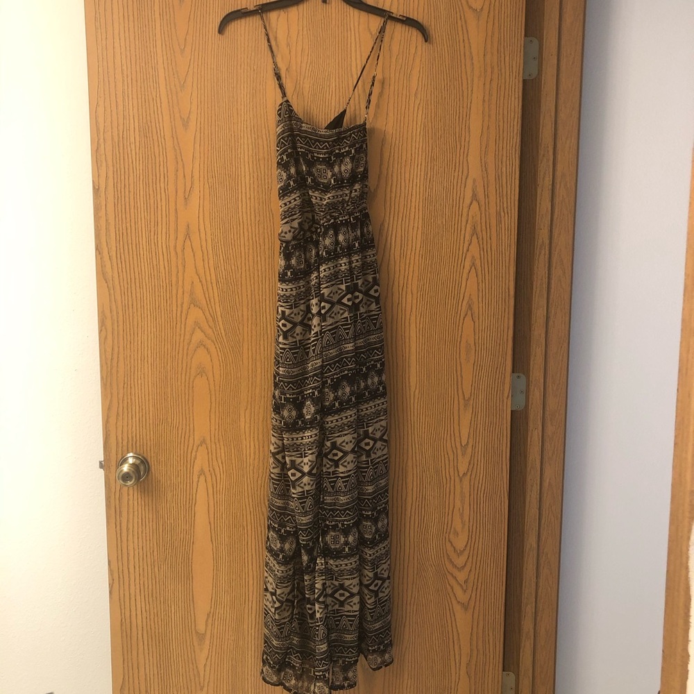 Tribal patterned, neutral toned maxi dress 🖤